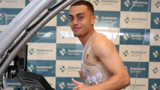 Sergiño Dest realizando las pruebas médicas