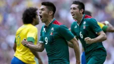 Oribe Peralta en festejo con el Tri en Londres