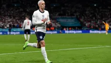 Phil Foden sale de la cancha durante la Eurocopa