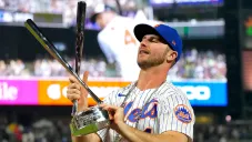 Alonso muestra su trofeo de Campeón del HR Derby