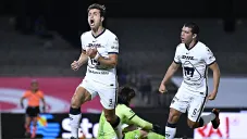 Dinenno y Lira festejan un gol