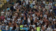 Aficionados de Argentina festeja gol en la Copa América
