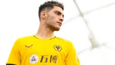 Raúl Jiménez posa con la playera del Wolverhampton