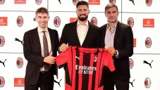 Olivier Giroud durante su presentación con el Milan