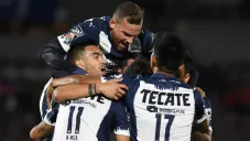 Jugadores de Rayados festejando un gol a favor