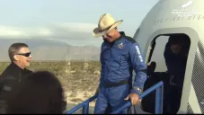 Jeff Bezos y los otros tripulantes dejan la cápsula