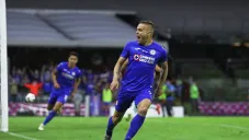 Jonathan Rodríguez durante un partido con Cruz Azul