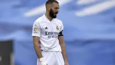Karim Benzema durante un duelo con el Real Madrid