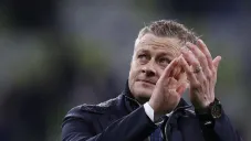 Ole Gunnar Solskjae aplaude a la afición