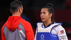 Briseida Acosta recibe consejos por parte de su entrenador