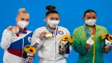Angelina Melnikova, Sunisa Lee y Rebeca Andrade posan con sus medallas