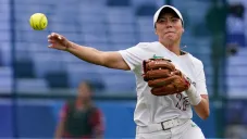 Anissa Urtez lanza una bola en juego del Tri