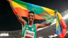 Barega celebra con su bandera