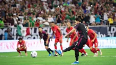 Carlos Salcedo en partido vs Canadá