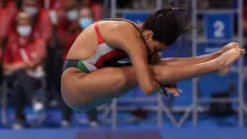 Aranza Vázquez ejecutando un clavado