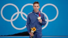 Litvinovich con su presea dorada