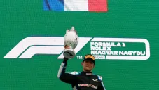 Esteban Ocon alza su trofeo en el GP de Hungría