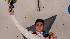 Alberto Gines con la medalla de oro