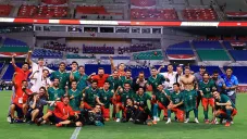 Jugadores de México festejan la victoria sobre Japón
