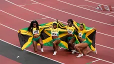 Thompson celebra la victoria con el equipo de relevos