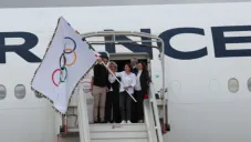 Anne Hidalgo ondea la bandera olímpica en territorio francés