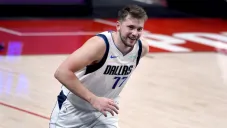 Luka Doncic durante un partido con los Mavericks