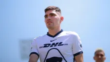 Johan Vásquez durante un partido con Pumas