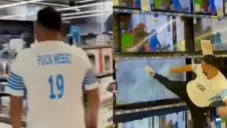 Aficionado de Marsella rompiendo una televisión