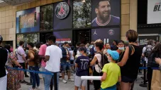 Largas filas en la tienda del PSG para comprar la camiseta de Messi