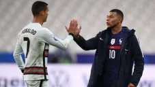 Cristiano Ronaldo y Kylian Mbappé en saludo