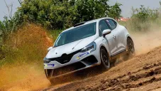 Alejandro Mauro en competencia en un Clío en Rally 5