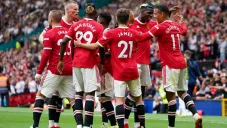 Jugadores del Manchester United festejan un gol