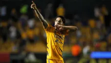 Carlos Salcedo durante un partido con Tigres