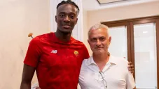 Tammy Abraham posa con Mourinho en su presentación