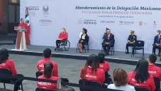 Ana Guevara da su discurso en el abanderamiento