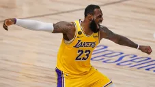 LeBron James durante un partido con los Lakers