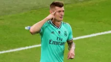 Toni Kroos durante un duelo con el Real Madrid
