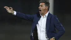 Míchel González dirigiendo un partido de los Pumas