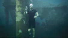 Joaquín Pereda posa en el agua