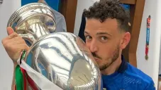 Alessandro Florenzi con el trofeo de la Eurocopa 2020