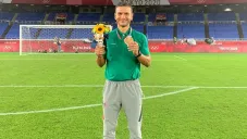 Jaime Lozano posa con su medalla de Bronce en Tokio 2020