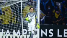 Guillermo Ochoa durante un partido con América