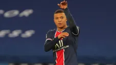 Kylian Mbappé durante un duelo con el PSG