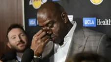 Magic Johnson atendiendo a la prensa