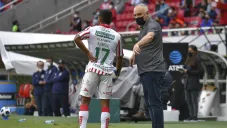 Guillermo Vázquez da instrucciones en el Chivas vs Necaxa