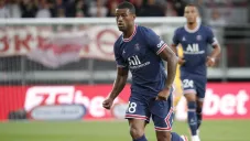 Georginio Wijnaldum durante un duelo con el PSG