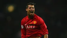 Cristiano Ronaldo en un duelo con el Manchester United