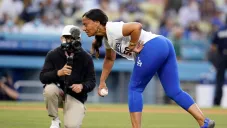 Madre de Mookie Betts haciendo primer lanzamiento