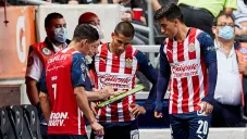 Carlos Cisneros y otros jugadores reciben indicaciones de Vucetich