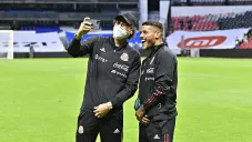 Memo Ochoa y Jonathan dos Santos en el Azteca